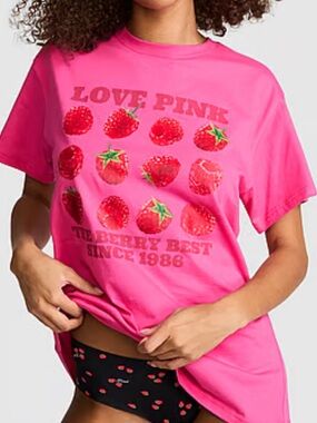 PINK
CAMPUS COTTON™ TEE
LOVE PINK Strawberry Graphic Tee - Hot Pink